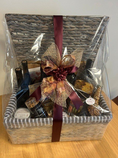 Grote geschenkmand gevuld 